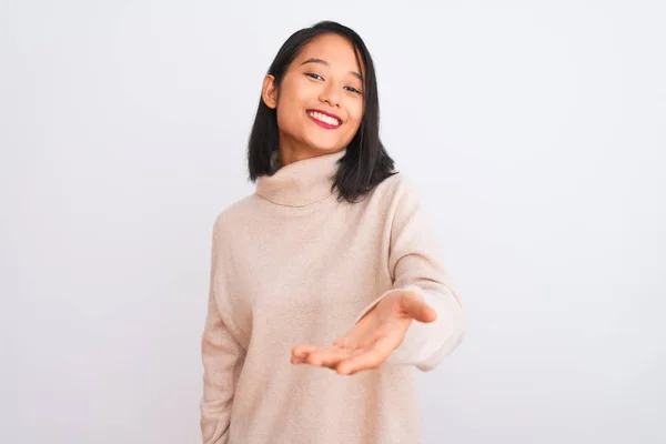 Jonge Chinese Vrouw Dragen Coltrui Staan Geïsoleerde Witte Achtergrond Glimlachend — Stockfoto
