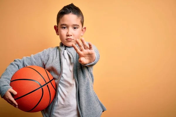 Niño Pequeño Jugando Con Pelota Baloncesto Sobre Fondo Amarillo Aislado — Foto de Stock