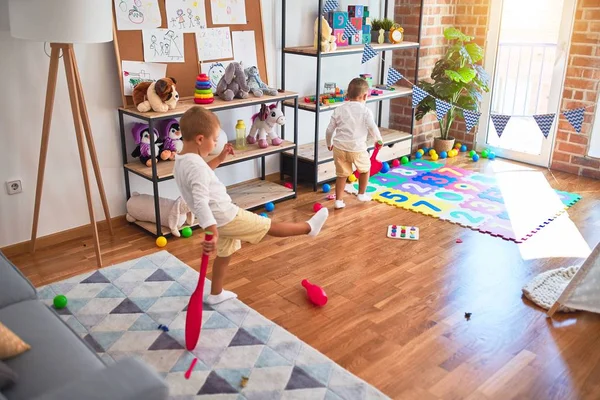 Schattige Blonde Tweeling Spelen Rond Veel Speelgoed Kleuterschool — Stockfoto