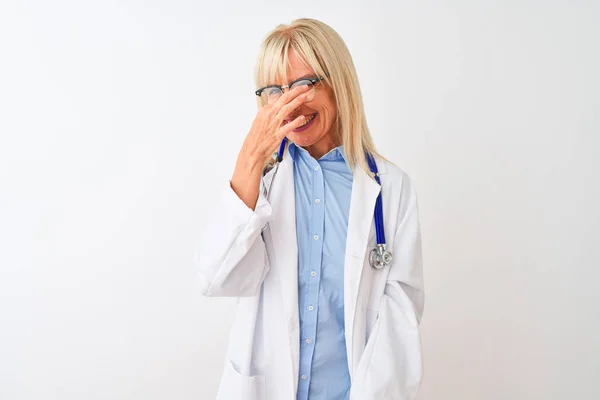 Médico Meia Idade Mulher Usando Óculos Estetoscópio Sobre Fundo Branco — Fotografia de Stock