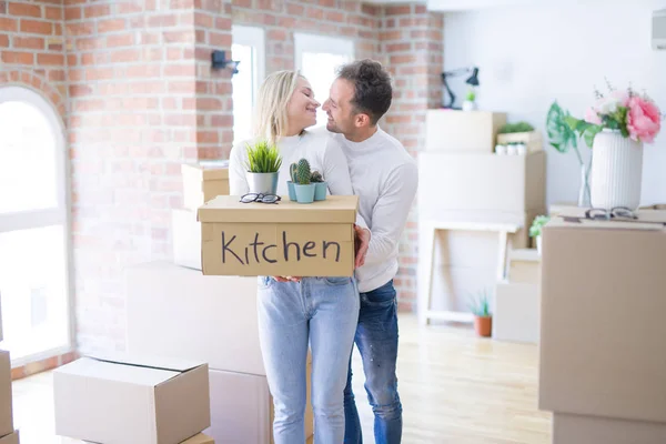 Jong Mooi Paar Bewegende Kartonnen Dozen Bij New Home — Stockfoto