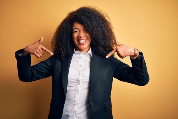 Jong Mooi Afrikaans Amerikaans Zakenvrouw Met Afro Haar Dragen Elegante — Stockfoto