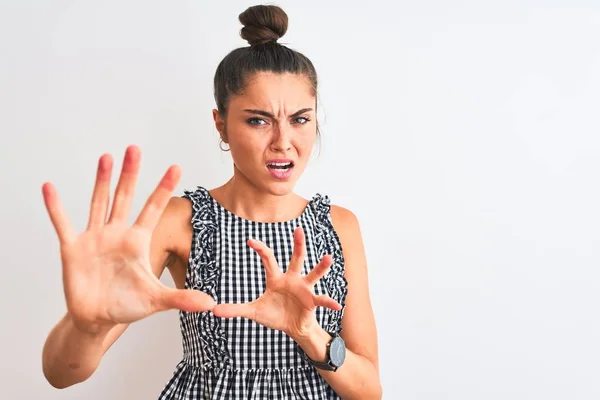 Mooie Vrouw Met Broodje Draagt Casual Dresss Staan Geïsoleerde Witte — Stockfoto