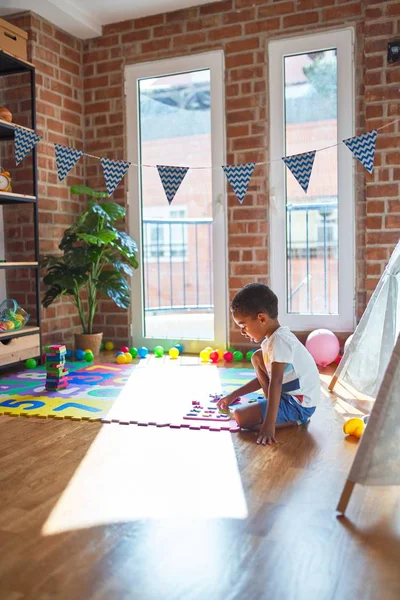 Schöne Afrikanisch Amerikanische Kleinkind Spielt Mit Mathe Spiel Mit Zahlen — Stockfoto
