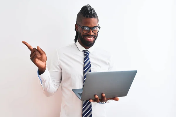 Afrikaans Amerikaanse Zakenman Met Vlechten Met Behulp Van Laptop Geïsoleerde — Stockfoto