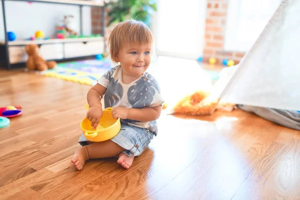 Niño Adorable Sentado Suelo Jugando Comidas Usando Cubiertos Plástico Comida — Foto de Stock