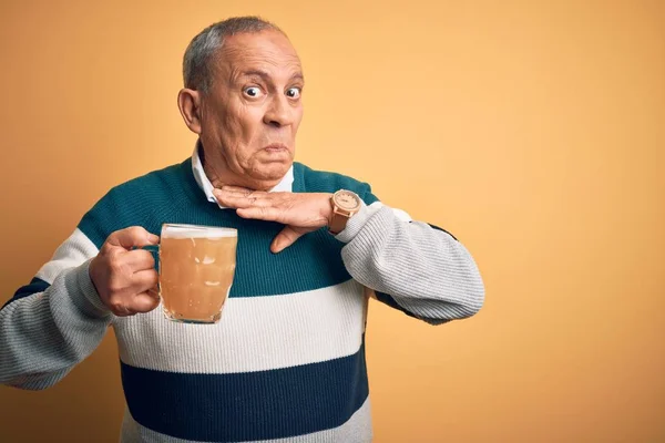 Starší Pohledný Muž Popíjející Sklenici Piva Stojící Nad Izolovaným Žlutým — Stock fotografie