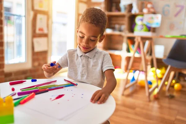 Güzel Afro Amerikan Bebek Çizimi Kağıt Kalem Kullanarak Kreşte Gülümsüyor — Stok fotoğraf