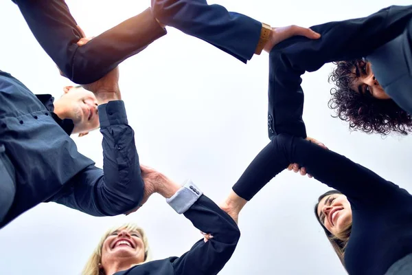 Grupo Trabajadores Negocios Pie Con Las Manos Juntas Oficina — Foto de Stock