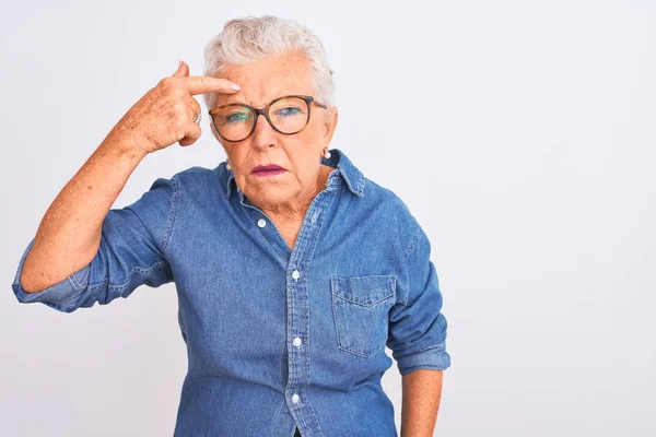 Mulher Cabelos Grisalhos Sênior Vestindo Camisa Jeans Óculos Sobre Fundo — Fotografia de Stock