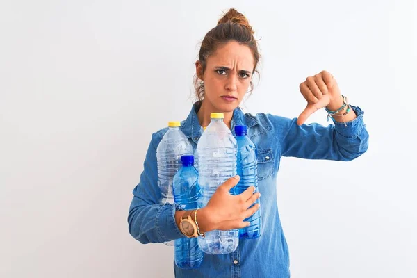 Junge Rothaarige Frau Mit Plastikflasche Zum Recyceln Über Isoliertem Hintergrund — Stockfoto