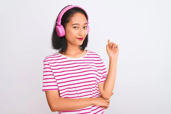 Beautiful Chinese Woman Listening Music Using Headphones Isolated White Background — Stock Photo, Image