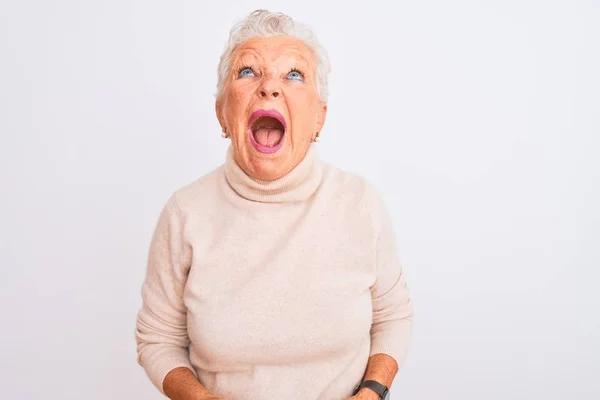 Eine Ältere Grauhaarige Frau Rollkragenpullover Steht Vor Isoliertem Weißen Hintergrund — Stockfoto
