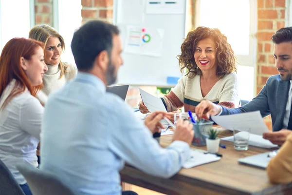 Grupo Trabajadores Empresariales Que Trabajan Juntos Sentado Escritorio Usando Documentos — Foto de Stock