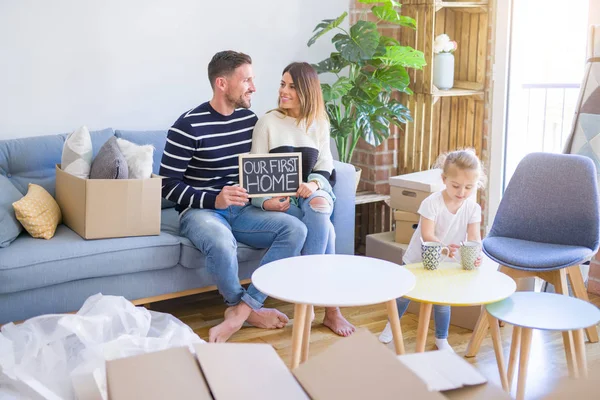 Hermosa Familia Con Niño — Foto de Stock