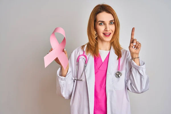 Rothaarige Kaukasische Ärztin Die Ein Rosafarbenes Krebsband Über Isoliertem Hintergrund — Stockfoto