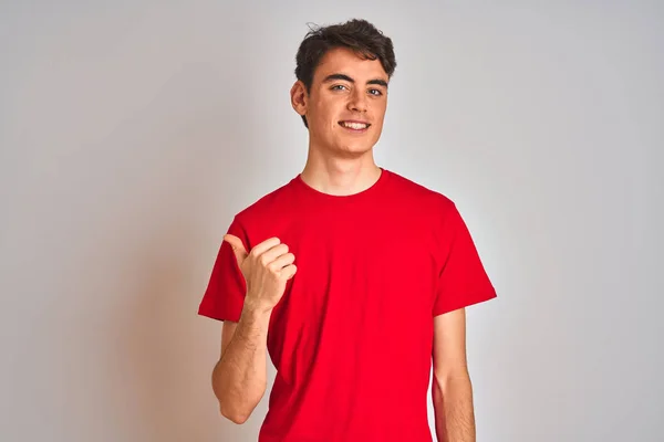Adolescente Niño Vistiendo Camiseta Roja Sobre Fondo Blanco Aislado Sonriendo — Foto de Stock