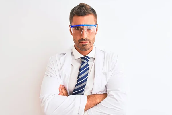 Jovem Cientista Bonito Vestindo Óculos Segurança Sobre Fundo Isolado Cético — Fotografia de Stock