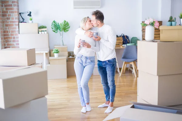 Jong Mooi Paar Staande Drinken Kopje Koffie Zoenen Nieuw Huis — Stockfoto