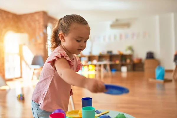 Schöne Blonde Kleinkind Mädchen Spielt Mahlzeiten Mit Plastiknahrung Kindergarten — Stockfoto