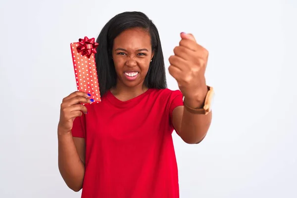 Jovem Afro Americana Segurando Presente Aniversário Sobre Fundo Isolado Irritado — Fotografia de Stock