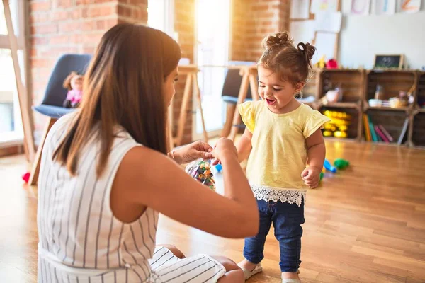 Giovane Bella Insegnante Bambino Che Gioca Con Piccoli Mattoni Giocattolo — Foto Stock