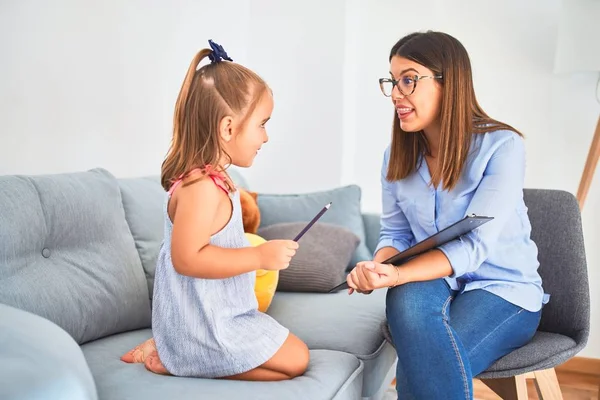 Mujer Terapeuta Joven Que Habla Trata Niños Consejera Corrección Comportamiento —  Fotos de Stock