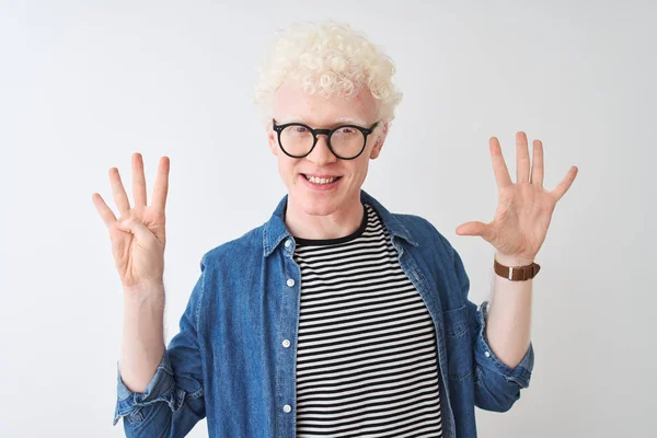 Ung Albino Blond Man Bär Jeanströja Och Glasögon Över Isolerad — Stockfoto