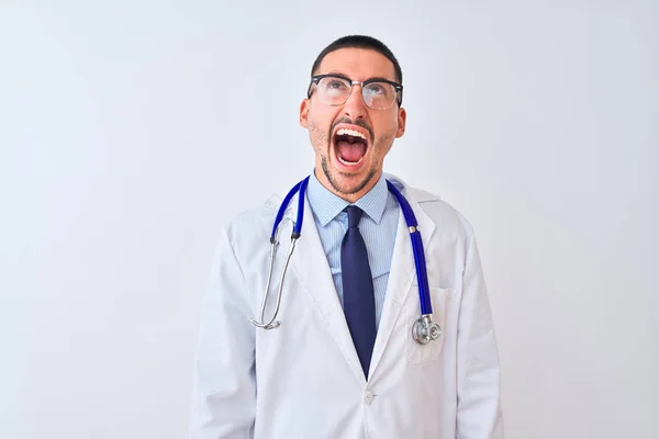 Jonge Dokter Man Draagt Stethoscoop Geïsoleerde Achtergrond Boos Gek Schreeuwen — Stockfoto