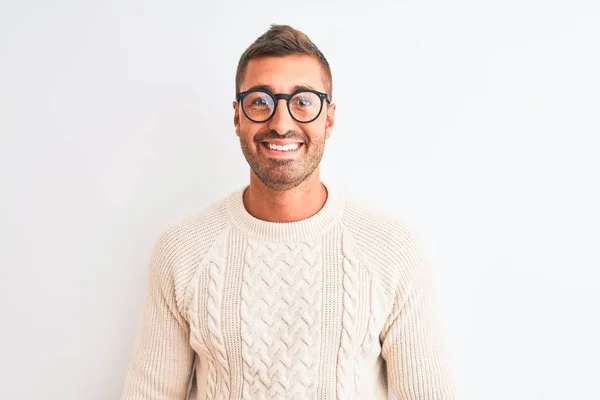 Jovem Homem Bonito Vestindo Óculos Camisola Inverno Sobre Fundo Isolado — Fotografia de Stock