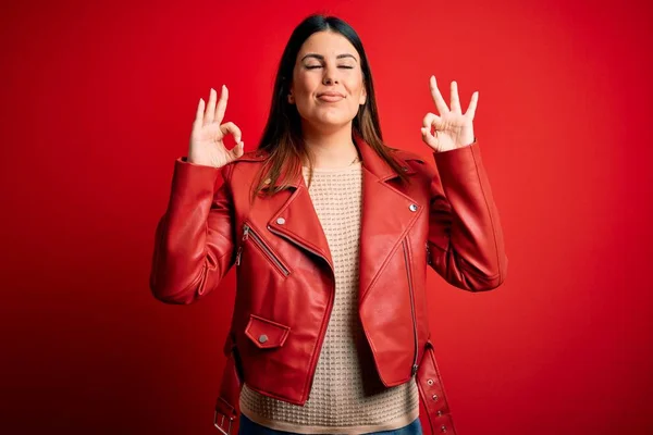 Jovem Mulher Bonita Vestindo Jaqueta Couro Vermelho Sobre Fundo Isolado — Fotografia de Stock