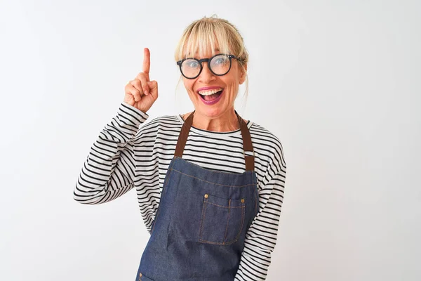 Mulher Chef Meia Idade Vestindo Avental Óculos Sobre Fundo Branco — Fotografia de Stock