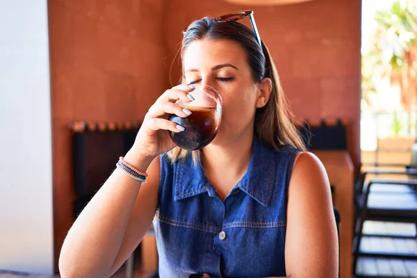Joven Hermosa Mujer Sentada Restaurante Disfrutando Vacaciones Verano Bebiendo Refrescos — Foto de Stock
