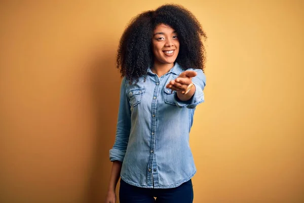 Ung Smuk Afrikansk Amerikansk Kvinde Med Afro Hår Stående Gul - Stock-foto