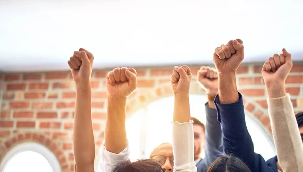 Ομάδα Επιχειρηματιών Που Στέκονται Όρθιοι Γροθιές Στο Γραφείο — Φωτογραφία Αρχείου