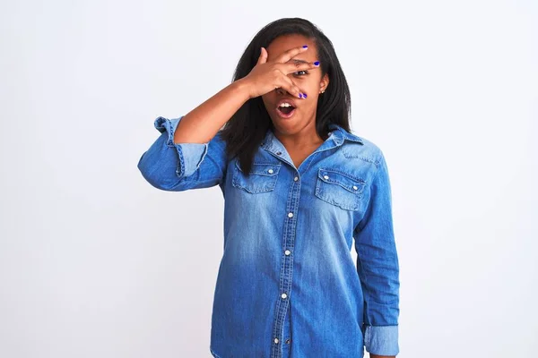 Piękna Młoda Afroamerykanka Ubrana Dżinsową Kurtkę Odizolowanym Tle Podglądająca Dłońmi — Zdjęcie stockowe