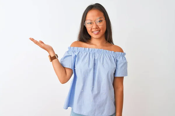 Ung Kinesisk Kvinna Bär Blå Shirt Och Glasögon Över Isolerade — Stockfoto