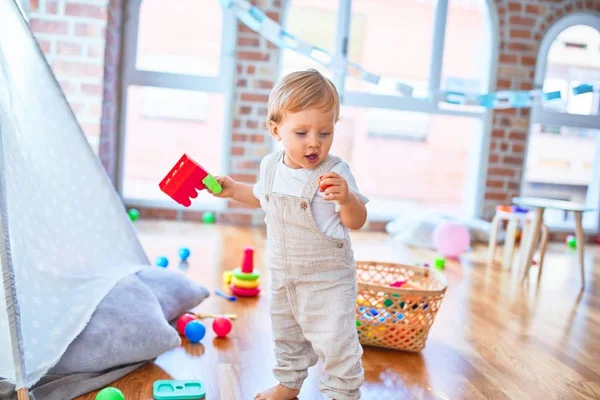 Adorable Niño Rubio Jugando Alrededor Montón Juguetes Jardín Infantes — Foto de Stock