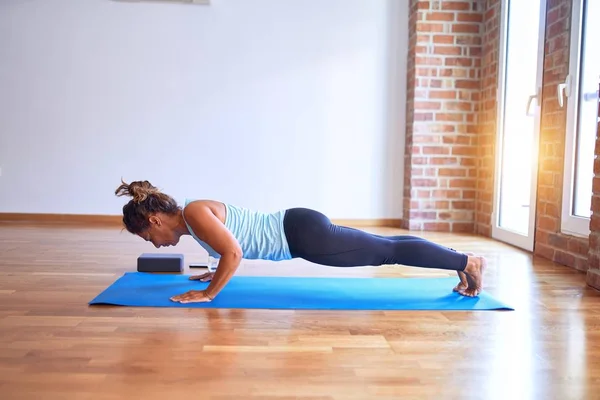 Orta Yaşlı Güzel Sporcu Yoga Yapıyor Spor Salonunda Köpek Pozu — Stok fotoğraf