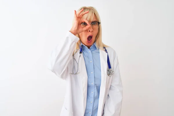 Middelbare Leeftijd Arts Vrouw Met Een Bril Stethoscoop Geïsoleerde Witte — Stockfoto
