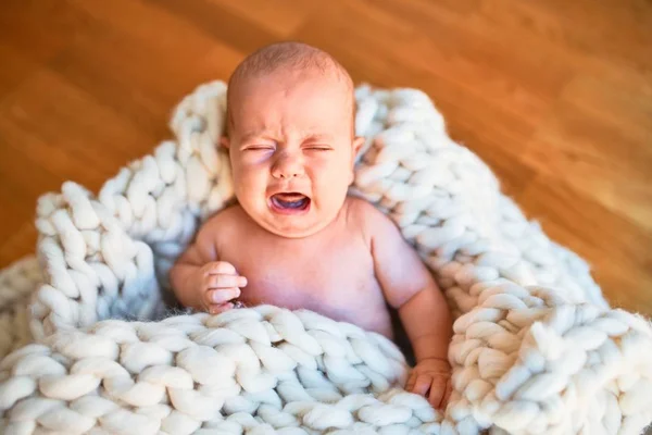 Bebê Adorável Deitado Chão Sobre Cobertor Casa Choro Recém Nascidos — Fotografia de Stock