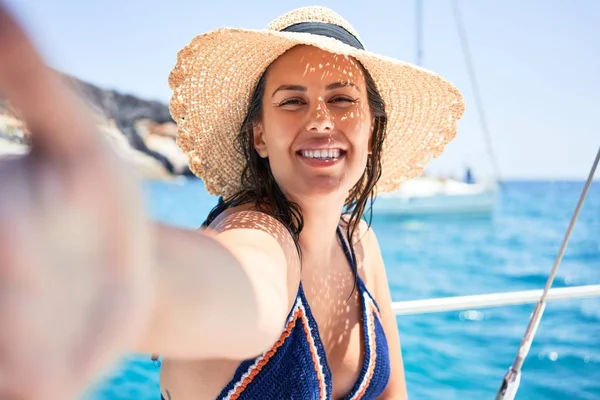 Giovane Bella Donna Che Selfie Usando Smartphone Sorridente Felice Navigando — Foto Stock