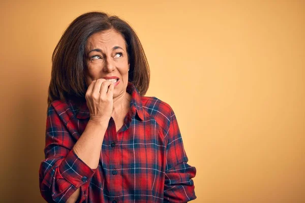 Medioevo Bella Donna Indossa Camicia Casual Piedi Sopra Isolato Sfondo — Foto Stock