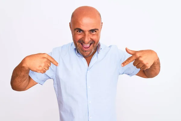 Hombre Guapo Mediana Edad Con Camisa Casual Pie Sobre Fondo —  Fotos de Stock