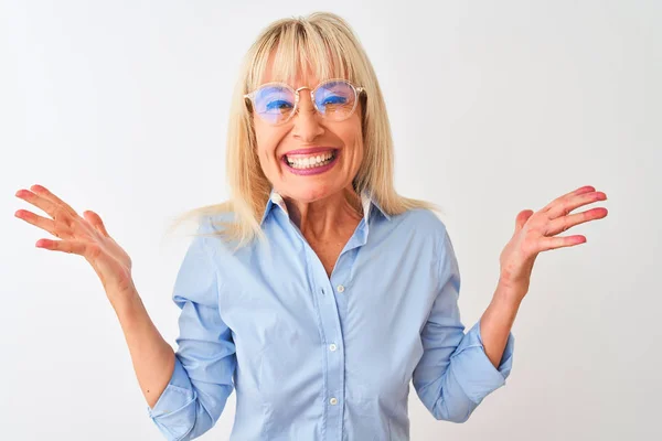 Medelålders Affärskvinna Bär Glasögon Och Skjorta Stående Över Isolerad Vit — Stockfoto