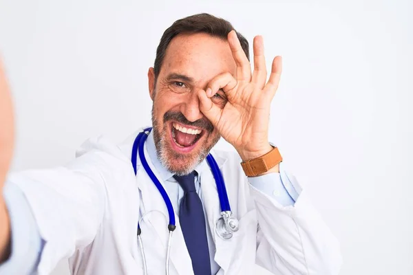 Médico Mediana Edad Hombre Usando Estetoscopio Hacer Selfie Sobre Fondo —  Fotos de Stock