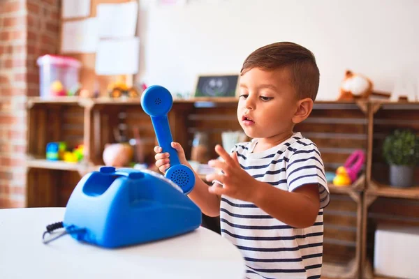 Güzel Çocuk Anaokulunda Klasik Mavi Telefonla Oynuyor — Stok fotoğraf