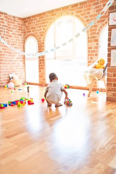 Красивий Афроамериканський Малюк Який Грає Дерев Яними Блоками Тренує Іграшку — стокове фото