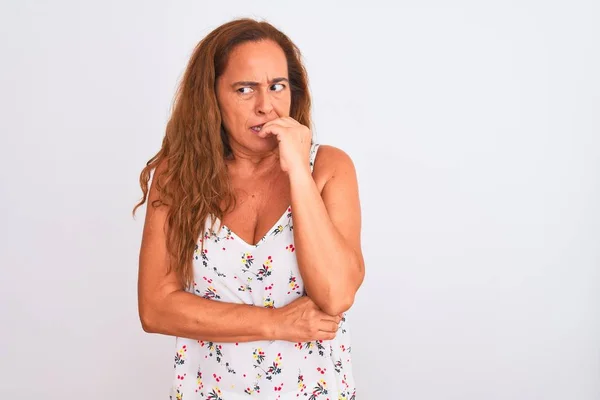 中年の成熟した女性が白い孤立した背景の上に立って口の爪をかむ上で手で強調し 緊張している 不安の問題 — ストック写真