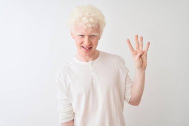 Ayrı beyaz arka plan üzerinde duran ve kendinden emin ve mutlu bir şekilde gülümseyen genç albino sarışın adam dört numarayı işaret ediyor..
